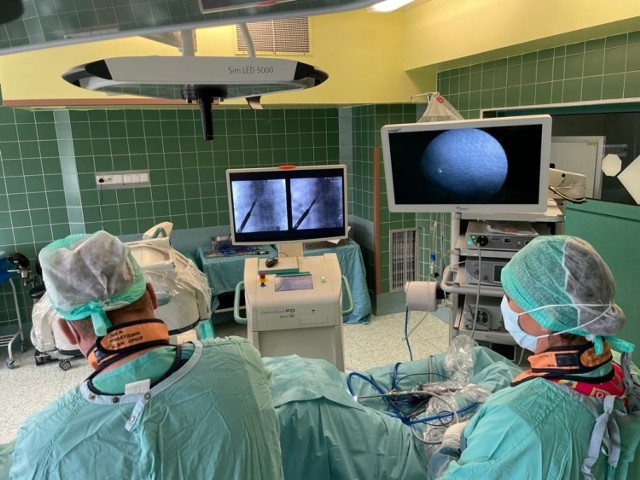 W USK w Opolu przepowadzono endoskopową separację nowotworu kręgosłupa. To pierwszy taki zabieg w Polsce!