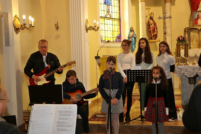 Obchody Dnia Papieskiego w gminie Wyrzysk. Koncert w kościele w Osieku nad Notecią