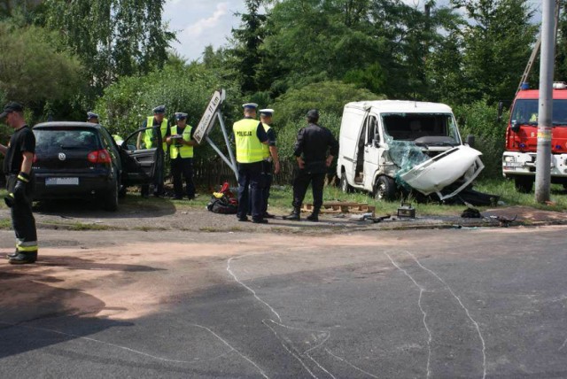 Wypadek w Jankowie Pierwszym w podkaliskiej gminie Blizanów. Na skrzyżowaniu dróg zderzyły się ze sobą samochód osobowy i bus. 13 osób zostało rannych, w tym dwie ciężko.

ZOBACZ WIĘCEJ: Wypadek w Jankowie Pierwszym. 13 osób zostało rannych [ZDJĘCIA]