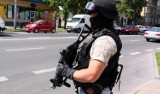 Policjanci z długą bronią na ulicach Poznania. Czy grozi nam niebezpieczeństwo? 