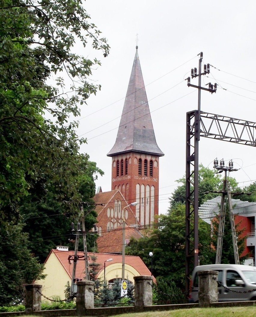 W głębi neogotycki kościół parafialny Niepokalanego Poczęcia...