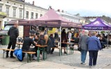 Nowy Sącz. Tłumy mieszkańców na zlocie food trucków. Nie przeszkodziła im deszczowa pogoda [ZDJĘCIA]