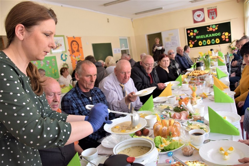 Śniadanie Wielkanocne w Sieradzu 2022. Pomoc społeczna zadbała o świąteczny klimat dla około 80 osób ZDJĘCIA