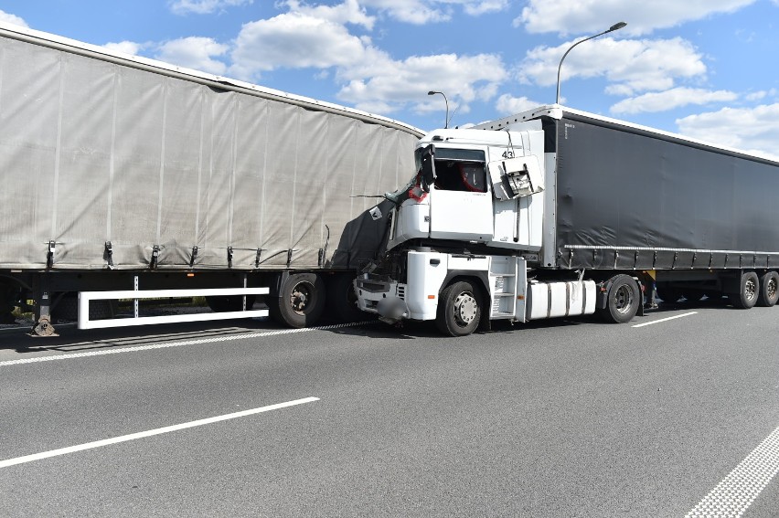 Leszno. Zderzenie TIR-ów na S5 przy węźle zachodnim  w Lasocicach.  Jednen z kierowców jest ranny [ZDJĘCIA]