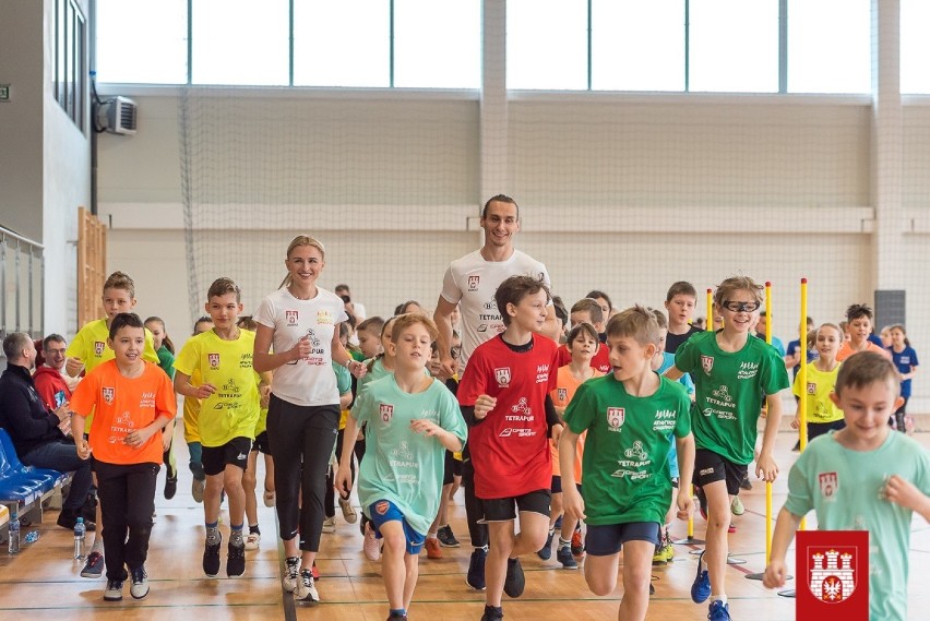 Zawody sportowe ze złotymi medalistami z Tokio. 