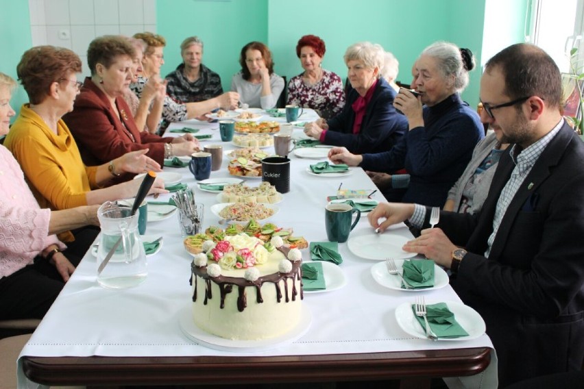 Roczek Klubu Senior+ w Dąbrowie Białostockiej. Pierwsze urodziny świętowano przy urodzinowym torcie 