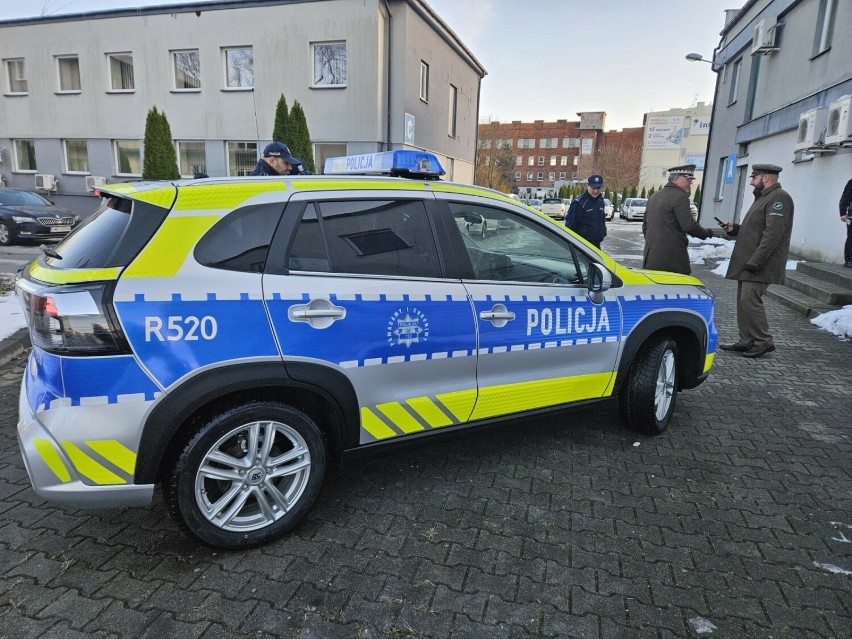 Tak wygląda nowy radiowóz raciborskiej policji. To pojazd z napędem hybrydowym w nowym oznakowaniu