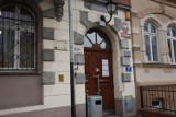 Złodzieje tablic nadal grasują w Legnicy, tym razem ukradli tablicę z Sądu Rejonowego
