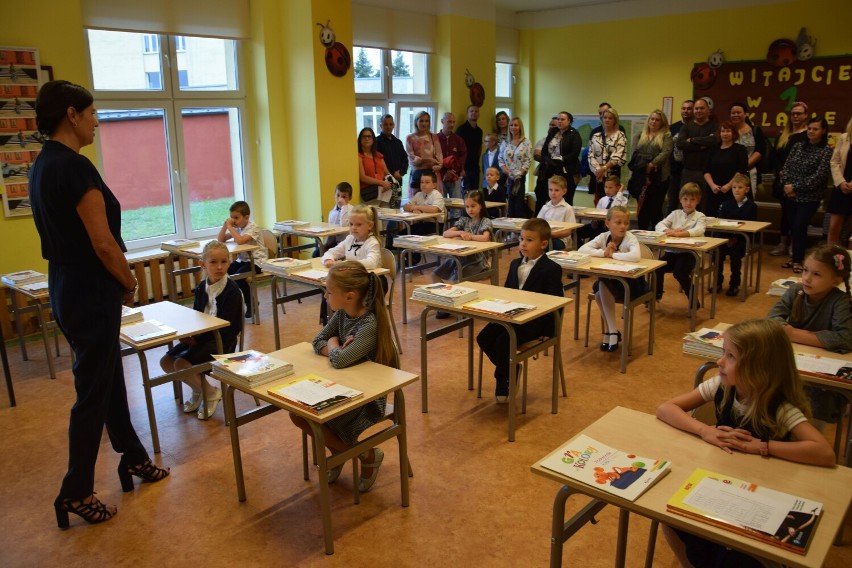 Pierwszy dzwonek w Szczecinku. Uczniowie zaczęli nowy rok szkolny [zdjęcia]