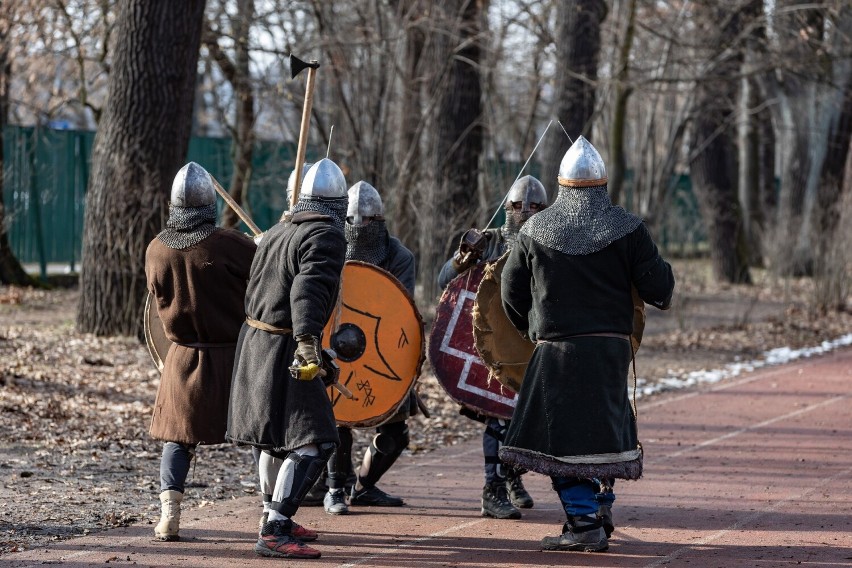 Kraków. Wikingowie naparzali się w parku Jordana. Robią to regularnie i zapraszają do udziału