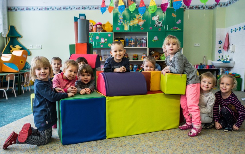 Choć miejsc w gdyńskich przedszkolach przybywa, ciągle...