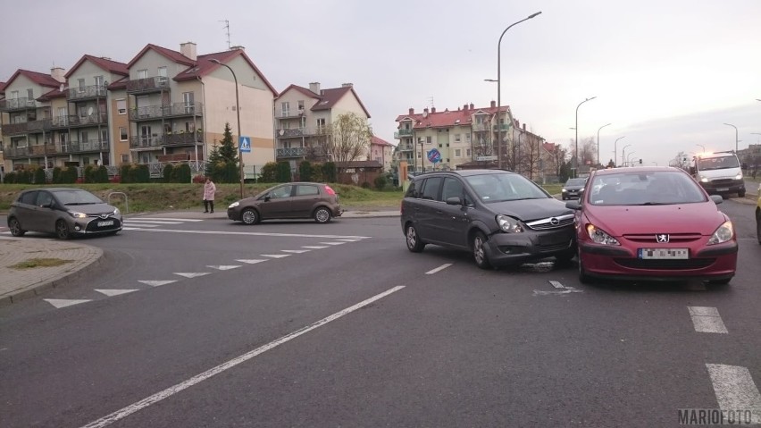 Opel zderzył się z peugeotem na al. Witosa w Opolu. Winny 36-latek, który wymusił pierwszeństwo