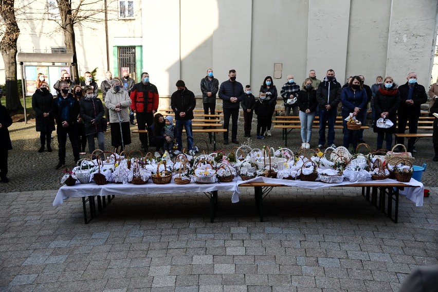 Święcenie pokarmów w jasielskich parafiach. Mieszkańcy przyszli z koszami przed kościoły [ZDJĘCIA]