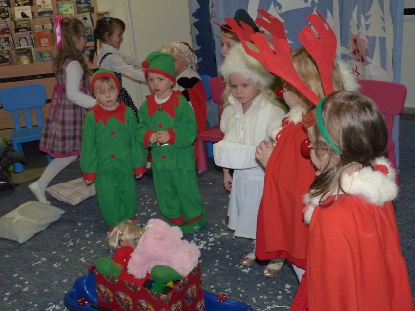 Święty Mikołaj i wspólne ubieranie choinek w Bibliotece w...