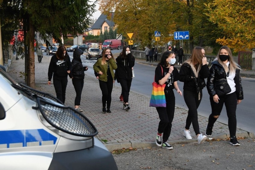 Tłumy ludzi w Staszowie na proteście w obronie kobiet! Okrzyki, znicze u posłów [DUŻO ZDJĘĆ,ZAPIS TRANSMISJI]