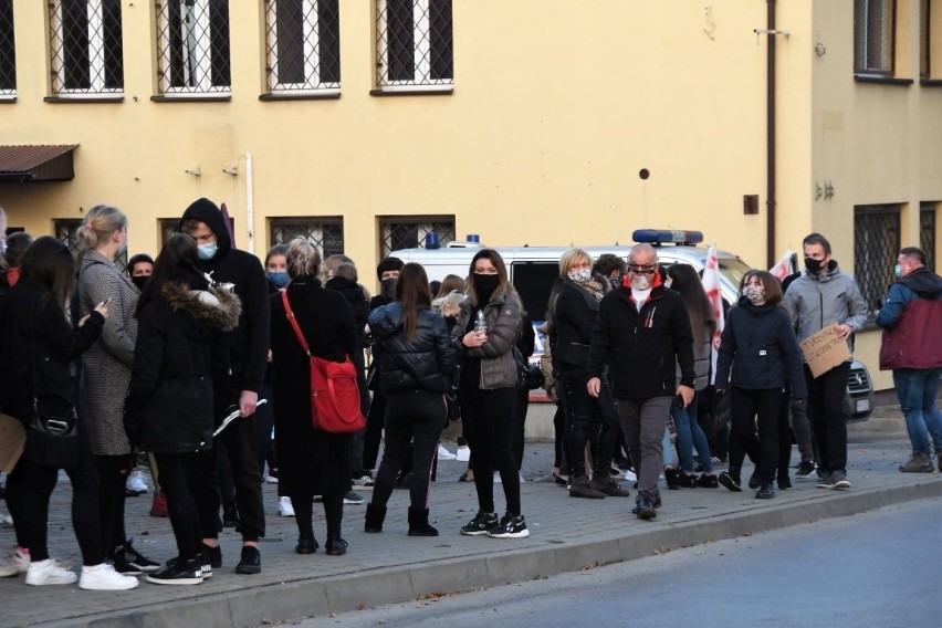 Tłumy ludzi w Staszowie na proteście w obronie kobiet! Okrzyki, znicze u posłów [DUŻO ZDJĘĆ,ZAPIS TRANSMISJI]