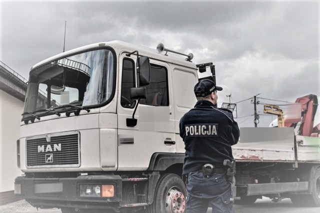 Policjanci zatrzymali 27-latka, który w Tarnowie ukradł ciężarówkę, a koło Brzeska uderzył w bmw i potrącił jego kierowcę