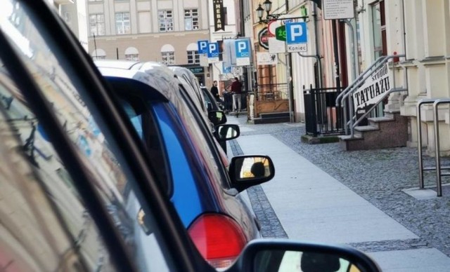 Głód miejsc parkingowych dotyczy praktycznie każdej dzielnicy Torunia. Radni miejscy w styczniu złożyli sporo wniosków do prezydenta w imieniu mieszkańców, apelując m.in. o darmowe parkowanie wzdłuż Dworca Toruń Miasto i nowe miejsca parkingowe. Gdzie dokładnie? Przeczytajcie!

CZYTAJ DALEJ >>>>>