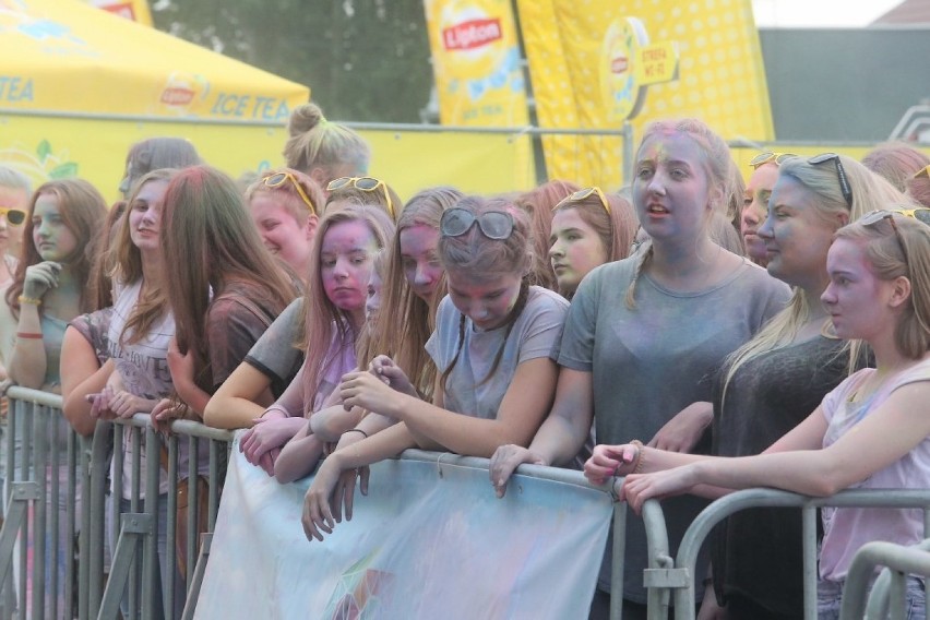 Kolorowy festiwal na Łasztowni. Szczecinianie obrzucili się proszkami [wideo]