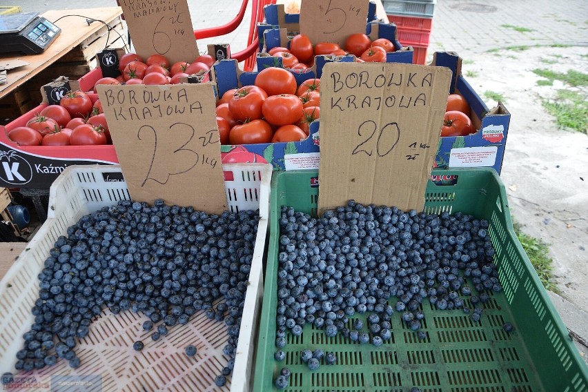 Targowisko przy ul. Związków Zawodowych we Włocławku, sobota...