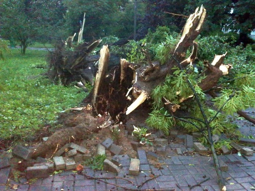 Zalane stacje metra, problemy na Okęciu, niekursujące...