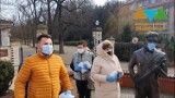 W Szczawnie - Zdroju rozdali przechodniom 6000 certyfikowanych maseczek 
