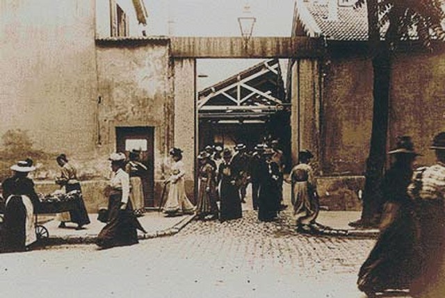 1895 &#8211; W Paryżu odbył się pierwszy pokaz filmu braci Lumi&#232;re, na którym przedstawiono film Wyjście robotników z fabryki Lumi&#232;re w Lyonie.