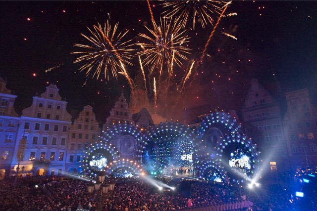 Każda edycja wrocławskiego Sylwestra przyciąga tłumy osób, które wspólnie rozpoczynają rok na najlepszej imprezie w kraju.