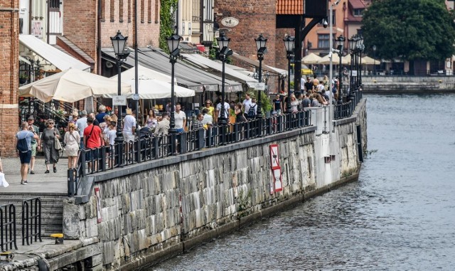 Niezależnie od wieku zamierzamy unikać dużych kompleksów hotelowych i hosteli. Te odpowiedzi jako miejsce na spędzenie urlopu wskazało odpowiednio jedynie 3,3 i 0,6 proc. z nas.