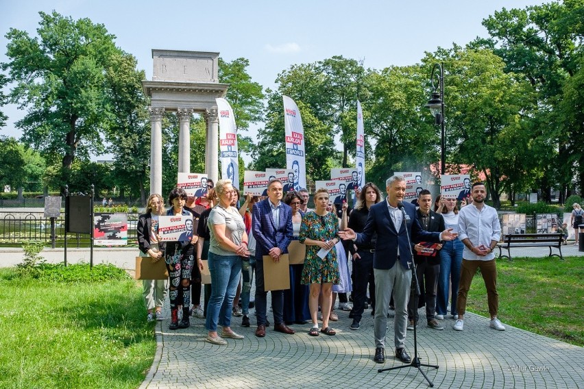 Robert Biedroń w Tarnowie. Europoseł zorganizował piknik w Parku Strzeleckim i mówił m.in. o sprawie abp. Wiktora Skworca                  