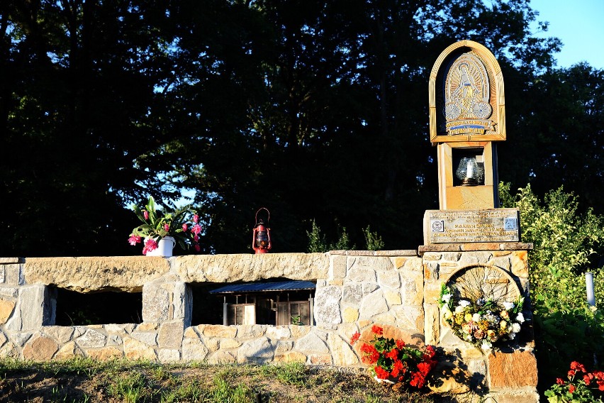 Kapliczka patronki rowerzystów Madonny del Ghisallo w Jaśle jako wotum dziękczynne. Dzisiaj została uroczyście poświęcona