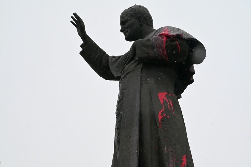Pomnik papieża Jana Pawła II oblany czerwoną farbą