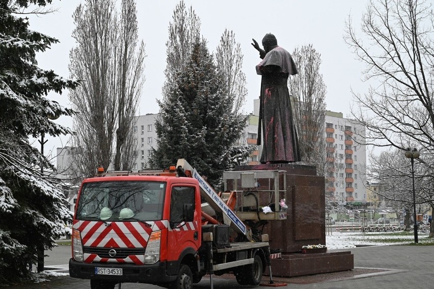 Pomnik papieża Jana Pawła II przy bazylice konkatedralnej w Stalowej Woli oblany czerwoną farbą. Zobacz zdjęcia