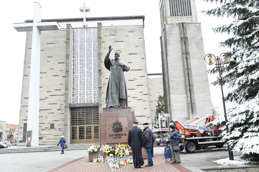 Pomnik papieża Jana Pawła II przy bazylice konkatedralnej w Stalowej Woli oblany czerwoną farbą. Zobacz zdjęcia