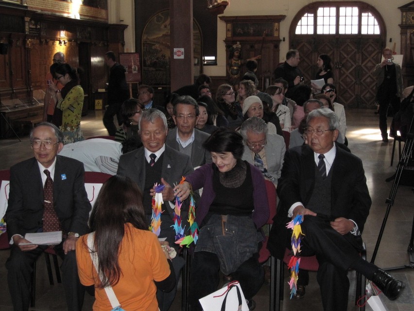 Japońscy świadkowie wybuchów bomb atomowych przekazali Łańcuch Pokoju Muzeum II Wojny Światowej w Dworze Artusa