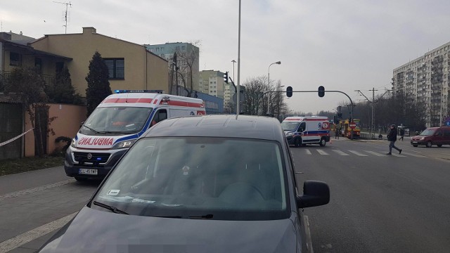 Groźny wypadek na Paderewskiego w Łodzi. Volkswagen wjechał na chodnik i potrącił trzy kobiety