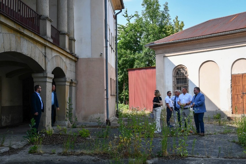 Niszczejący 15 lat budynek po dawnym pogotowiu ratunkowym w Bochni odżyje. Powiat chce w nim utworzyć Centrum Zdrowia Psychicznego
