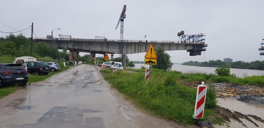 Borusowa. Nowy most połączy Małopolskę i Świętokrzyskie jeszcze w tym roku. Prace wkraczają w decydujący etap [ZDJĘCIA]