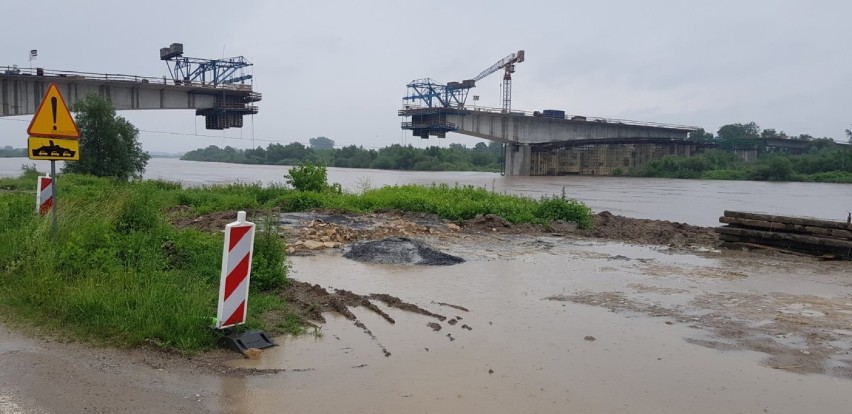 Borusowa. Nowy most połączy Małopolskę i Świętokrzyskie jeszcze w tym roku. Prace wkraczają w decydujący etap [ZDJĘCIA]