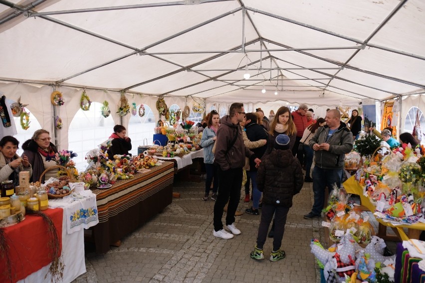 Na przemyskim Rynku trwa Jarmark Wielkanocny 2019. Kolorowe...