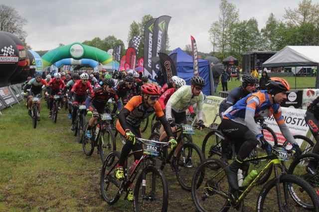 Widowiskowy Bike Atelier MTB Maraton w Dąbrowie Górniczej rozpoczety. Na starcie stanęło mnóstwo zawodników.