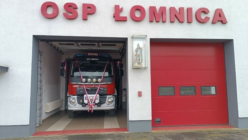 Powitanie nowego wozu strażackiego w Łomnicy.