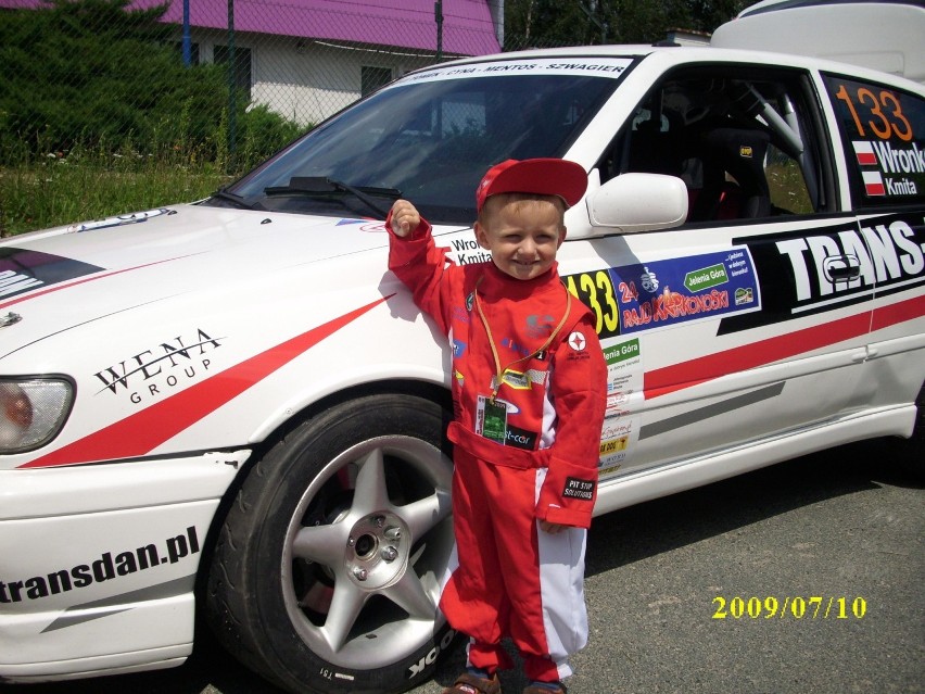 Najmłodszy kierowca rajdowy w Polsce mieszka pod Wrocławiem. Ma tylko 15 lat! 