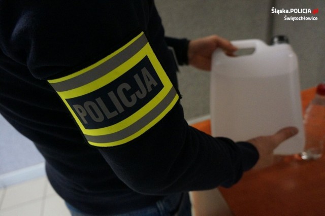 Policjanci ze Świętochłowic zatrzymali 47-latka, który nielegalnie zajmował się rozlewaniem i sprzedażą alkoholu.