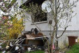 Koszmar przy Grunwaldzkiej w Głogowie. Wypalona dziura zamast okna i góra śmieci do parapetu - tak wygląda dom w centrum miasta
