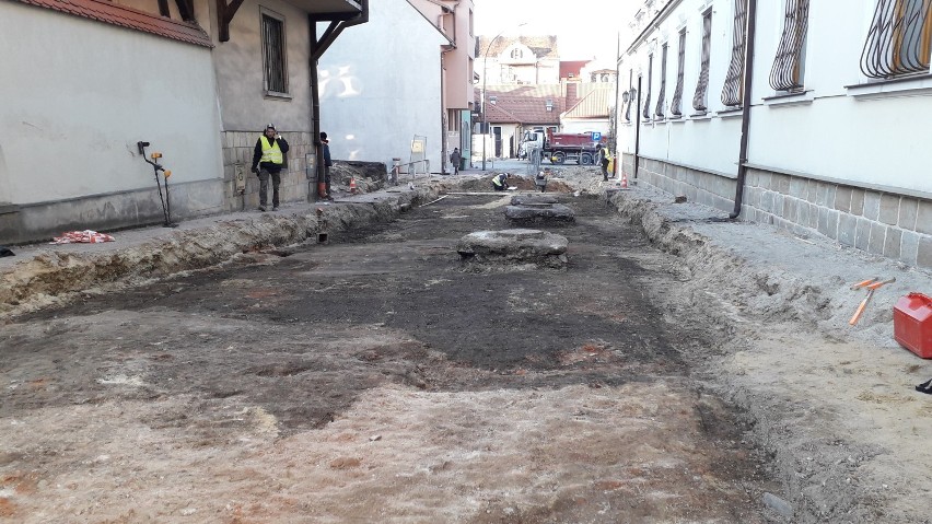 Ludzkie szczątki znaleziono podczas prac ziemnych na ul. Dominikańskiej w Bochni [ZDJĘCIA]