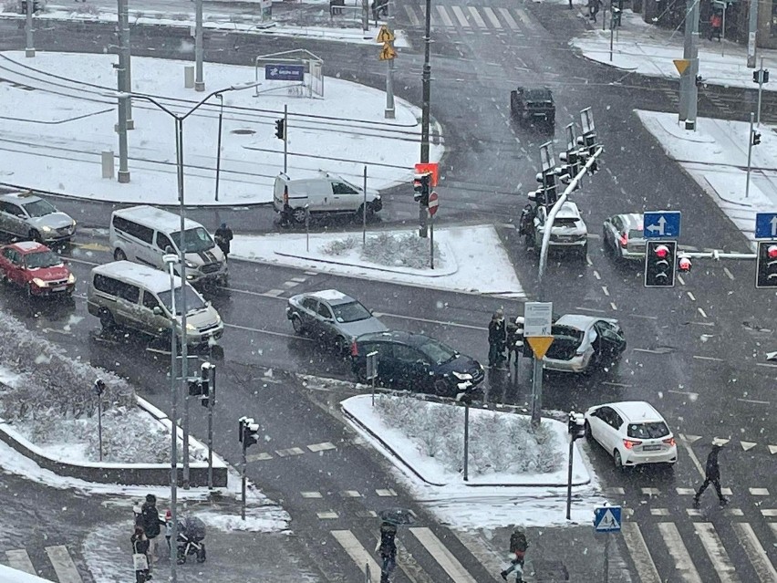 Zderzenie aut w centrum Szczecina. Ranne są trzy osoby, w tym dziecko