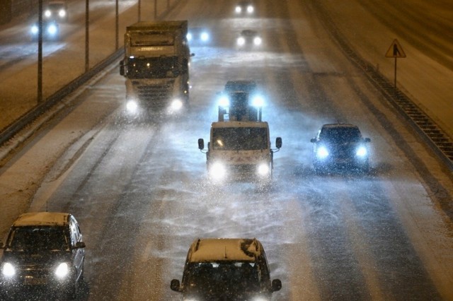 Zima na ulicach i drogach w Trójmieście. Oblodzone drogi i trakcje kolejowe