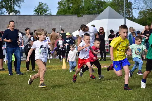 Dzień przed biegiem głównym XXXI Biegów Żnińskich (11.05.2024) w parku nad jeziorem w Żninie odbyły się biegi szkolne dla dzieci i młodzieży.
