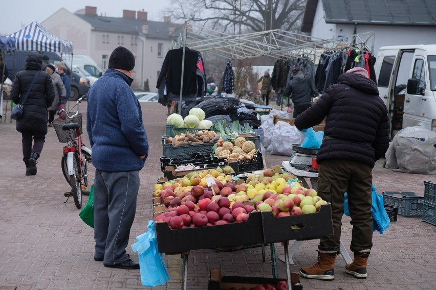 Targowisko w Żarach przy ul. Lotników